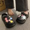 Zapatos de suela gruesa con agujeros, estilo nuevo, para verano de 2024, estilo juvenil, con estrellas azules y dopamina para mujer, para dormitorio al aire libre.