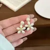 Brincos de Pérola Flor Light Luxury Design de Nicho Sensação de Alto Padrão Brincos para o Dia a Dia 2026 Novo Estilo Quente Brincos Femininos Verão