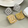 Brincos geométricos em formato de losango estilo retro francês com um elegante design oco irregular, apresentando pérolas e zircônia, são acessórios luxuosos e de alta qualidade.