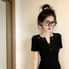 Camiseta de manga corta con cuello Henry estilo americano picante para mujer, nueva colección de verano, de alta gama, única, ajustada, top de moda