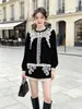 Conjunto de veludo com renda francesa para outono e inverno para mulheres, apresentando um top e shorts estilo corte retrô, um conjunto de duas peças que realça sua figura e cria um efeito emagrecedor.