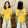 Camiseta infantil listrada de manga longa 2026 novo modelo de algodão puro top moderno e estiloso super fofa roupa de menina