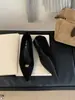 Sapatilhas quadradas de bico quadrado e boca rasa estilo coreano para mulheres, nova coleção de outono, com fivela de metal, material em camurça, salto baixo, versáteis para o trabalho e o dia a dia, exalando um estilo elegante e refinado