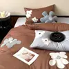 Romántico Set Francés de Algodón Cepillado 100S de Cuatro Piezas Flores Pequeñas Bordado de Toalla Ribete de Encaje Funda Nórdica Cálido Otoño e Invierno