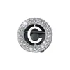 Nuevo Broche de Letra Capital Redonda Incrustada con Diamantes de Amazon Accesorios Creativos para Traje de Negocios de Hombres Fabricante