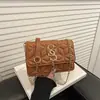 Bolso texturizado al por mayor para mujer, nuevo modelo primavera 2026, bolso de hombro acolchado con flecos, bolso cruzado con cadena