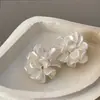 Pendientes de Flor de Acrílico Blanco Fresco para Mujer Diseño Avanzado Sentido de la Moda Pendientes Nicho Mori Pendientes Súper Hada de Pétalos