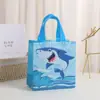 Recomendado pelo Comprador Bolsa Não Tecida Transfronteiriça Tubarão Desenho Animado Festa Portátil Presente Sacola de Presente Takeaway Bolsa à Prova d'Água Atacado