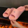 Pantuflas de suela gruesa con decoraciones de zapatos DIY para mujer, sandalias de moda de verano resistentes al desgaste para baño de pareja, antideslizantes para el hogar, de dibujos animados, antiolor