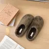 Pantuflas peludas de suela gruesa para mujer, estilo media pantufla de punta cerrada, aptas para usar en exteriores, nueva colección de otoño, versátiles y fáciles de usar, de suela plana y forradas de felpa