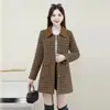 Roupa de Outono e Inverno para Mãe de Meia-Idade, Jaqueta Fashion de Comprimento Médio, Novo Estilo para Mulheres de Meia-Idade e Idosas, Peça de Exterior Xadrez com Gola Quadrada para Mulheres