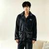 Cardigan simple de color oscuro para pijama de hombre, corte holgado, talla grande, conjunto cálido de dos piezas para casa, suministro directo de fábrica (Porcelana)