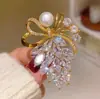 Broche de Lazo de Cinta con Diamantes Brillantes de Lujo Ligero, Ramillete de Flores Elegante para Llevar en la Mano, Accesorios Decorativos Versátiles y Elegantes para Ropa de Abrigo