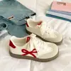 Zapatillas de entrenamiento alemanas de diseño único para mujer, nuevo modelo 2026, zapatillas deportivas casuales con lazo, lindas zapatillas blancas para estudiante