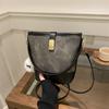 Nuevo bolso de mujer 2024, bolso de cubo personalizado, bolso cruzado de diseño de nicho para otoño e invierno, bolso pequeño de trabajo de estilo extranjero