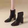 Botas de Salto Alto Quadradas Tamanho Grande Femininas 2026 Nova Coleção Outono Combinam com Saias Botas Emagrecedoras Salto Grosso Botas de Cano Curto Moda