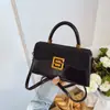Bolsa Pequena Quadrada de Moda de Luxo Leve de Alta Qualidade Nova Bolsa de Ombro Versátil Retrô de Nicho Estilo Ocidental para Trabalho Bolsa Transversal de Mão
