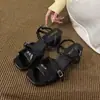 Primeiro Encontro Sandálias de Dedo Aberto com Fivela de Moda Ji Chun Gen Femininas Verão Novo Estilo Versátil