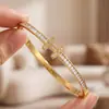 Pulsera de acero de titanio con símbolo de infinito e incrustación de diamante, pulsera versátil de acero inoxidable de diseño de nicho de lujo ligero europeo y americano para mujer