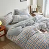 Juego de cuatro piezas de terciopelo de leche con estampado de rayas simples clase A, antiestático para invierno, engrosado para abrigar, y un juego de tres piezas con forro polar adicional para dormitorios