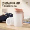 ¡Guau, esta botella de agua para estudiantes es de 350 ml, está diseñada para beber directamente, tiene tapa, es ligera, duradera, a prueba de fugas y linda, lo que la hace perfecta para llevar a la escuela.