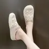 Nuevo estilo exterior hueco transpirable retro sin cordones 2026 verano antideslizante versátil para mujer tacón de cuña punta cerrada pantuflas