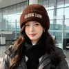 Gorro de punto estilo coreano para mujer, gorro cálido versátil de otoño e invierno con estampado de letras, protector de orejas, adelgazante, gorro de lana