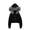 Sudadera corta con capucha estilo subcultura con un cuello grande de piel sintética, negra, corte ajustado, con cremallera, estilo retro millennial, prenda de abrigo para mujer