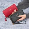 Cartera larga de estilo coreano para mujer, bolso de mano con cremallera y borlas, con relieve simple y monedero para teléfono móvil.