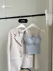 Camisola U-Neck tipo algodão que realça as linhas da clavícula, com costas em renda e bojos embutidos, adequada tanto para usar por baixo quanto por cima, apresentando um lindo design nas costas
