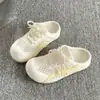 Sapatos brancos casuais versáteis para mulheres, novos chinelos casuais antiderrapantes para primavera e outono de 2026, chinelos planos sem cadarço para atividades ao ar livre