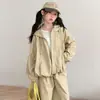 Conjunto de Jaqueta Corta-Vento para Meninas Roupa de Primavera e Outono 2026 Novo Modelo Jaqueta com Capuz e Calça Esportiva de Perna Larga Conjunto de Duas Peças Tendência
