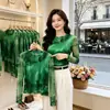 Camiseta de manga larga de malla de doble capa con estampado degradado verde para mujer, madres de mediana edad y mayores, top delgado que reduce la edad y estiliza