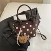 Bolsa de ombro super popular para outono e inverno, bolsa transversal moderna, novo design de bolinhas para o dia a dia, bolsa tipo balde de mão