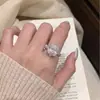 Anillo Electrochapado en Oro Real con Diseño de Cruz de Cuatro Garras y Diamantes Completamente Pavimentados en Forma de Cojín, Popular en Xiaohongshu, Hace que las Manos Parezcan Más Delgadas, Joyería para Mujeres, Disponible para Dropshipping