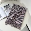 Bufanda de moda con estampado de cebra, una bufanda de cachemir sintético de alta gama para otoño e invierno, versátil y elegante, al por mayor para mujeres