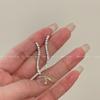 Aretes Largos de Metal Ondulado con Zircón Diseño Nicho Aretes de Lujo Accesible de Alta Gama 2025 Nuevos Aretes de Moda para Mujer