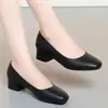 Zapatos de mujer de tacón medio de piel suave con suela blanda, nuevo modelo otoño 2026, zapatos negros tipo mocasín para tripulantes de vuelo