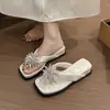 Chanclas de cuña con diseño de pedrería francesa para mujer, calzado de verano para exteriores, nuevo estilo 2026, para usar con faldas, sandalias de dedo con suela gruesa