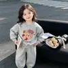 Conjunto de sudadera para niña de principios de otoño con lazo de dibujos animados, nuevo diseño de manga larga y cuello redondo, conjunto de dos piezas popular y elegante para primavera y otoño