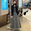 Conjunto casual de tres piezas estilo coreano para otoño temprano para mujeres de talla grande: conjunto versátil de camisola a rayas + cárdigan de manga larga + falda midi gris