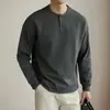 Sudadera estilo minimalista con cuello Henley para hombre, jersey de manga larga casual como capa base, top para primavera y otoño, camisa interior de sarga estilo old money