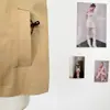 Trench coat curto com uma elegante gravata borboleta e design de jaqueta cáqui