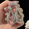 Pendientes Largos con Borlas, Zirconia y Ganchos de Plata, con un Diseño Totalmente de Diamantes y un Aspecto Elegante y Sofisticado