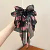 Exquisita pinza de tiburón que hace que el cabello luzca más voluminoso, pinza de pelo a cuadros versátil de lujo ligero para mujer, elegante pinza de garra triangular estilo coreano, pinza de pelo retro
