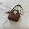 Bolso de mano de color liso de moda de alto valor, nuevo modelo 2026, bolso cesta con patrón tejido simple, elegante bolso de hombro