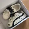 Design ultra macio e felpudo com padrão de estrelas preto e branco, tênis versáteis para mulheres, novos mocassins estilo coreano outono 2026