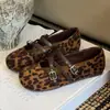 Sapatos Mary Jane com acabamento fosco retrô para mulheres, coleção primavera/outono 2026, apresentando design de dedo dividido, abertura rasa, bico redondo, sola macia e ajuste confortável