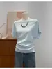 Camisa Tricotada Azul de Alta Qualidade com Manga Curta para Mulheres, Novo Estilo Verão 2026, Estilo Maduro e Elegante, Decote Assimétrico, Ombro a Ombro, Top que Expõe a Clavícula