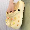 Chinelos EVA Respiráveis Confortáveis Fofos 2026 Verão Externo Enfermagem Novo Estilo Crocs Externo